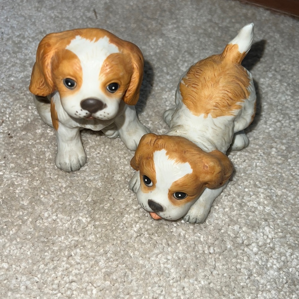 Vintage Homeco ceramic cocker spaniel figurines sitting and playing set of 2